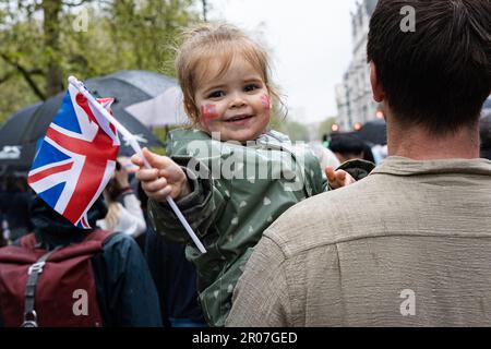 London, Großbritannien. 6. Mai 2023. Ein junger Zuschauer, der die Krönung feierte. Die Krönung von König Karl III. Und Königin Camilla fand in Westminster Abbey statt, als die erste Krönung Großbritanniens seit 70 Jahren stattfand. Während die Zeremonie zur Sperrung von Straßen und Gebieten im Zentrum Londons führte, versammelten sich Zuschauer, um die Ereignisse in den Aussichtspunkten entlang der Prozessionsstraße und an den Schauplätzen im Hyde Park, Green Park oder St. James's Park zu beobachten. Am Trafalgar Square. (Credit Image: © Daniel Lai/SOPA Images via ZUMA Press Wire) NUR ZUR REDAKTIONELLEN VERWENDUNG! Nicht für den kommerziellen GEBRAUCH! Stockfoto