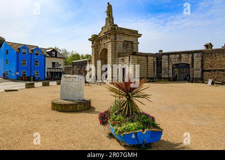 Das Tor zum Royal William Yard, einer ehemaligen Royal Navy-Vorratswerft, ist heute ein Touristenziel, Plymouth, Devon, England, Großbritannien Stockfoto