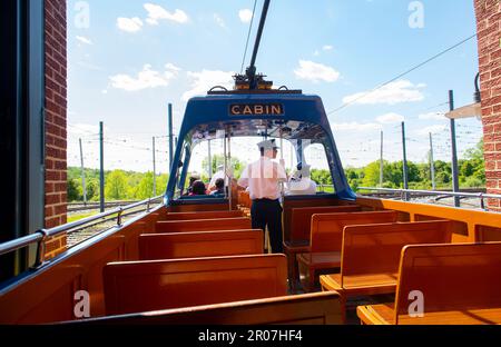 Vereinigte Staaten Maryland Colesville Montgomery County National Capital Trolley Museum - Straßenbahnpassagiere in einer Bootsbahn Stockfoto