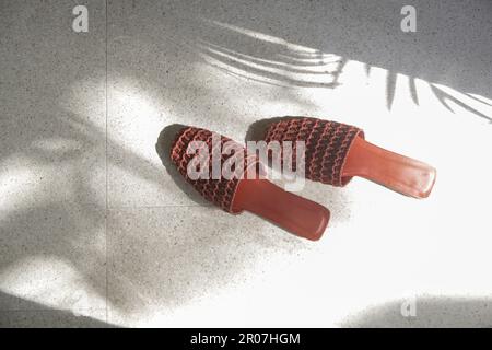 Handgefertigte Raffia-Maultiere. Nachhaltige, ethisch gefertigte Hausschuhe. Umweltbewusste Schuhe aus umweltfreundlichen Materialien. Stockfoto