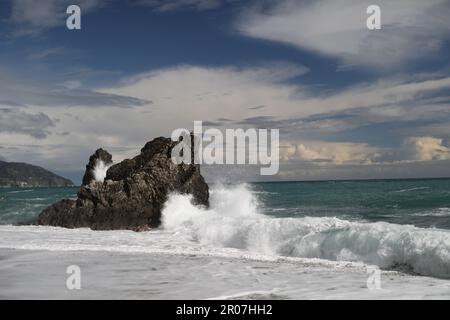 Vawes auf dem italienischen Meer Stockfoto