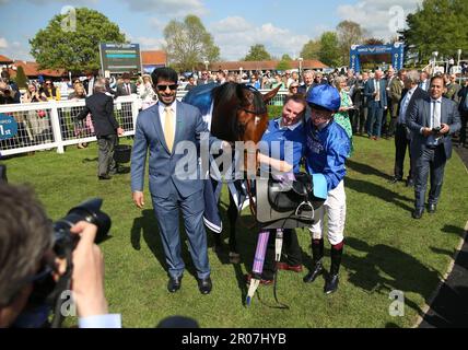 Jockey Oisin Murphy (rechts) und Trainer Saeed bin Suroor (links) mit Mawj im Siegerbereich, nachdem er am dritten Tag des QIPCO Guineas Festivals auf der Rennbahn Newmarket die Qipco 1000 Guineas Stakes gewonnen hat. Foto: Sonntag, 7. Mai 2023. Stockfoto