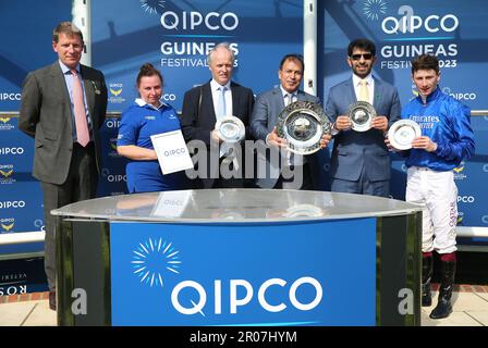 Jockey Oisin Murphy (rechts) und Trainer Saeed bin Suroor (zweite rechts) mit ihren Trophäen gewonnen, nachdem Mawj am dritten Tag des QIPCO Guineas Festivals auf der Rennbahn Newmarket die Qipco 1000 Guineas Stakes gewann. Foto: Sonntag, 7. Mai 2023. Stockfoto