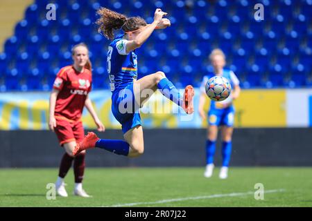 Melanie Brunnthaler (18 SKN St Polten) geht auf den Drop-Kick während des Planet Pure Frauen Bundesliga-Spiels SKN St Polten gegen SPG Union Kleinmunchen/Blau Weiss Linz in NV Arena St Polten (Tom Seiss/SPP) Kredit: SPP Sport Press Photo. Alamy Live News Stockfoto