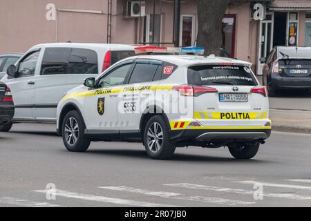 Chisinau, Moldawien - 8. März 2023: Polizeiauto auf der Straße der Stadt Chisinau. Stockfoto