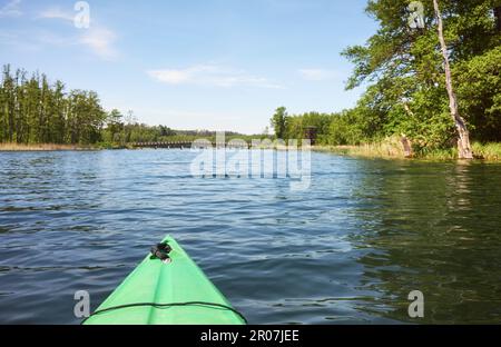 Bild eines Kajakbogens auf dem See, selektiver Fokus. Stockfoto
