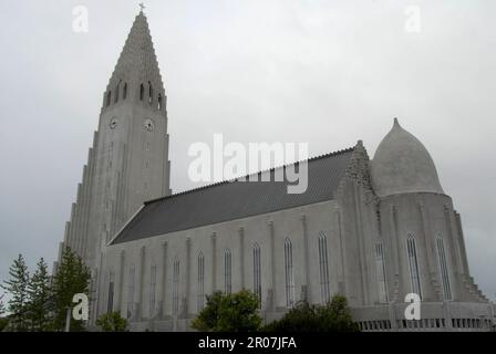 Reykjavik, Island. 22. Juli 2022. Die Kirche Hallgrímurs ist eine Touristenattraktion in der isländischen Hauptstadt Reykjavik. Die Kirche wurde vom isländischen Architekten Guðjón Samúelsson entworfen. Kredit: Finn Huwald/dpa/Alamy Live News Stockfoto
