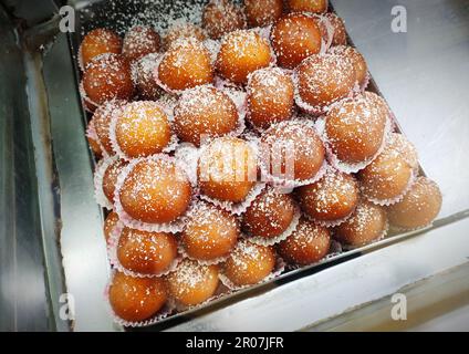 Gulab jamun ist ein süßes Süßigkeiten oder Dessert, das aus dem indischen Subkontinent stammt und eine Art von mithai, die in Indien, Pakistan, Nepal und Ban beliebt ist Stockfoto