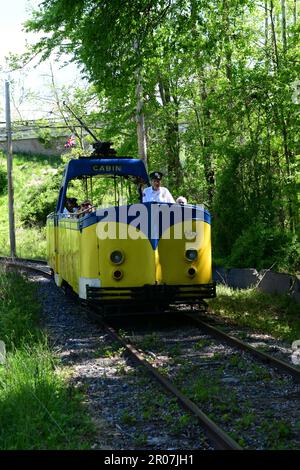 Vereinigte Staaten Maryland Colesville Montgomery County National Capital Trolley Museum - Straßenbahnpassagiere in einer Bootsbahn Stockfoto