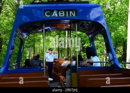 Vereinigte Staaten Maryland Colesville Montgomery County National Capital Trolley Museum - Straßenbahnpassagiere in einer Bootsbahn Stockfoto