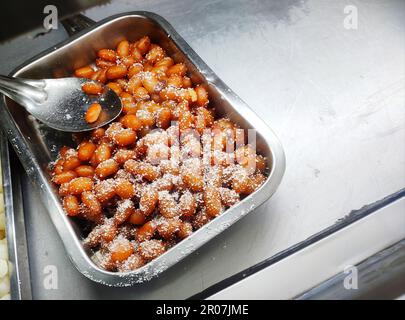 Angoori Gulab Jamun ist eines der beliebtesten süßen Gerichte. In der Regel wird Angoori Gulab-Jamun mit Maha zubereitet, getränkt in Zuckersirup. Stockfoto