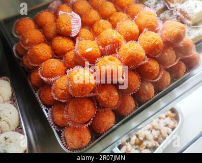 Motichur Laddu ist ein sehr beliebter, rund geformter indischer Süßstoff, der aus Kichererbsenschalen, sogenanntem Zuckersirup mit Safran- und Kardamomgeschmack, hergestellt wird. Stockfoto