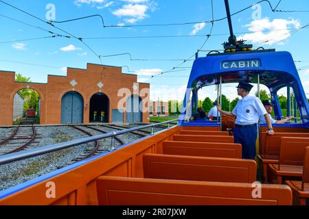 Vereinigte Staaten Maryland Colesville Montgomery County National Capital Trolley Museum - Straßenbahnpassagiere in einer Bootsbahn Stockfoto