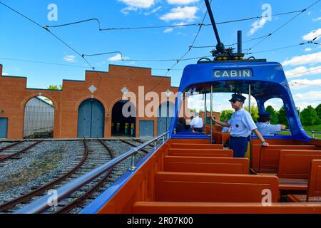 Vereinigte Staaten Maryland Colesville Montgomery County National Capital Trolley Museum - Straßenbahnpassagiere in einer Bootsbahn Stockfoto