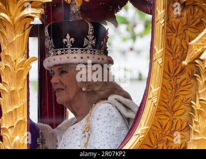 London, Großbritannien. 6. Mai 2023. König Karl III. Und Königin Camilla reisen in der Gold State Coach, die 1760 erbaut wurde und bei jeder Krönung seit Wilhelm IV. Im Jahr 1831 verwendet wurde. Sie starten von Westminster Abbey auf dem Weg zum Buckingham Palace während der Krönung von König Karl III. Und Königin Camilla. Fotografiert von Credit: Michael Tubi/Alamy Live News Stockfoto