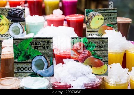 Details zu frischen Fruchtsäften, die auf einem geschäftigen Markt verkauft werden können Stockfoto