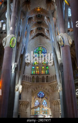 Die Sonne scheint durch die Buntglasfenster des Meisterwerks von Gaudis: La Sagrada Familia Stockfoto