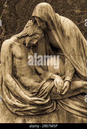 Mehr als 100 Jahre alte Statue. Friedhof in Norditalien Stockfoto