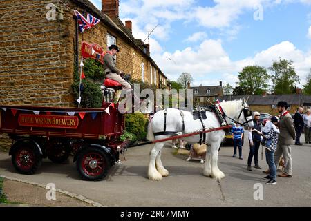 Hook Norton Brewery Horses at the Street Party Hook Norton Oxfordshire England uk 7. Mai 2023 Kredit: MELVIN GREEN / Alamy Live News. Stockfoto