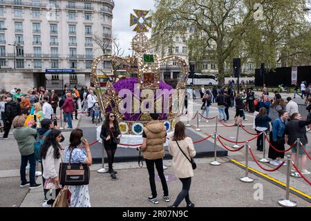 Die Menschen fotografieren eine riesige 16'' Nachbildung der Krone, die bei der Krönung von König Karl III. Verwendet wurde, die am 7. Mai 2023 in Marble Arch in London, Vereinigtes Königreich, installiert wurde. St. Edward's Crown wurde zum ersten Mal seit 70 Jahren als der neue König von England gekrönt wurde verwendet. Stockfoto