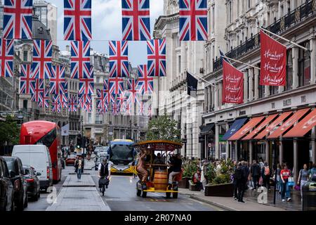 Noch einen Tag, bis die Flaggen der Krönung von König Karl III. Union am 5. Mai 2023 in London, Großbritannien, über der Regent Street fliegen. König Karl III. Wird am 6. Mai 2023 zum König von England gekrönt. Stockfoto