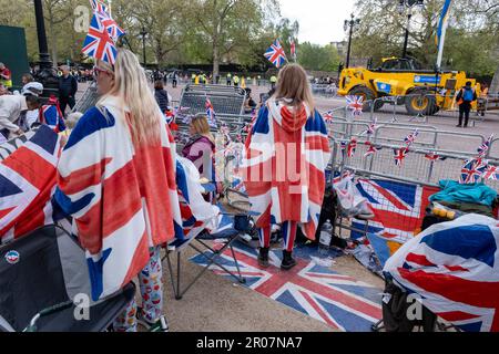 Menschen, Royalisten und königliche Fans versammeln sich entlang der Mall, um die Krönung von König Karl III. Am 5. Mai 2023 in London, Großbritannien, vorzubereiten. Viele sind bereit, über Nacht zu zelten und tragen zur Feier rot-weiß und blau die Flagge der Union, bevor König Karl III. Zum König von England gekrönt wird. Stockfoto