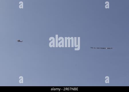 Ein Flugzeug fliegt um den St. James' Park mit dem Banner „Freie alle saudischen Gefangenen während des Premier League-Spiels Newcastle United gegen Arsenal in St. James's Park, Newcastle, Großbritannien, 7. Mai 2023 (Foto: Mark Cosgrove/News Images) Stockfoto