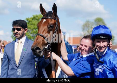 Trainer Saeed bin Suroor (links) und Jockey Oisin Murphy (rechts) feiern mit Mawj, nachdem sie am dritten Tag des QIPCO Guineas Festivals auf der Rennbahn Newmarket die Qipco 1000 Guineas Stakes gewonnen haben. Foto: Sonntag, 7. Mai 2023. Stockfoto