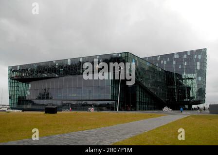22. Juli 2022, Island, Reykjavik: Die Konzerthalle Harpa befindet sich in Reykjavik, Island. Die moderne Fassade der architektonischen Attraktion wurde vom Künstler Ólafur Elíasson entworfen. Foto: Finn Huwald/dpa Stockfoto