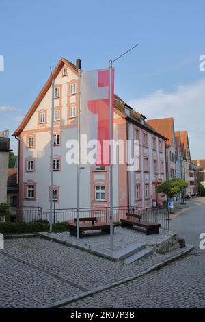 Bezirksgericht erbaut 1725 und Stadtflagge von Horb am Neckar, Neckar-Tal, Nordschwarzwald, Schwarzwald, Baden-Württemberg, Deutschland Stockfoto