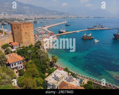 Kizil Kule oder Red Tower und Hafen Luftpanorama in Alanya Stadt, Provinz Antalya an der Südküste der Türkei. Sommerfoto von einer dro Stockfoto