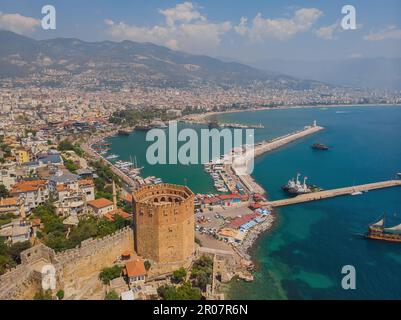 Toller Blick auf den Kizil Kule am Mittelmeer in Alanya, Türkei. Der Rote Turm ist eine beliebte Touristenattraktion in der Türkei. Stockfoto