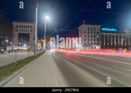 Chisinau, Moldawien - 8. März 2023: Nachtsicht auf dem Stefan Cell Mare si Sfant Boulevard. Straße im Stadtzentrum von Chisinau. Stockfoto