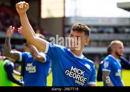 Barnsley, Großbritannien. 07. Mai 2023. Harrison Burrows von Peterborough, United Salutes Fans nach dem Sky Bet League 1-Spiel Barnsley gegen Peterborough in Oakwell, Barnsley, Großbritannien, 7. Mai 2023 (Foto von Nick Browning/News Images) in Barnsley, Großbritannien, am 5./7. Mai 2023. (Foto von Nick Browning/News Images/Sipa USA) Guthaben: SIPA USA/Alamy Live News Stockfoto