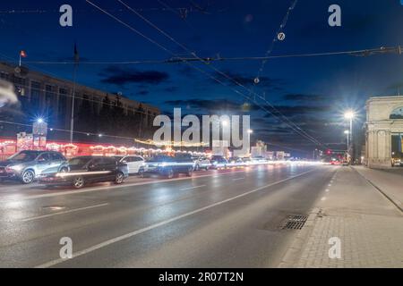 Chisinau, Moldau - 8. März 2023: Straße im Stadtzentrum von Chisinau bei Nacht. Stockfoto