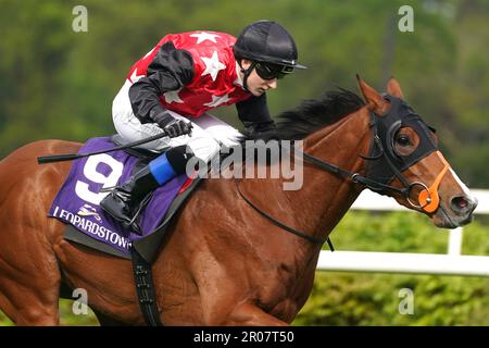 Smooth Tom Ridted by Jockey Andrew Slattery gewinnt am 19. Mai die Freitagsparty im Leopardstown Handicap während des Derby Trial Day auf der Leopardstown Racecourse in Dublin, Irland. Foto: Sonntag, 7. Mai 2023. Stockfoto