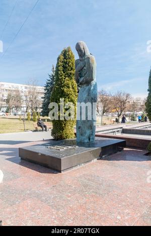 Chisinau, Moldawien - 9. März 2023: Skulptur der Trauernden Figur im Helden des Vaterlands Park. Stockfoto