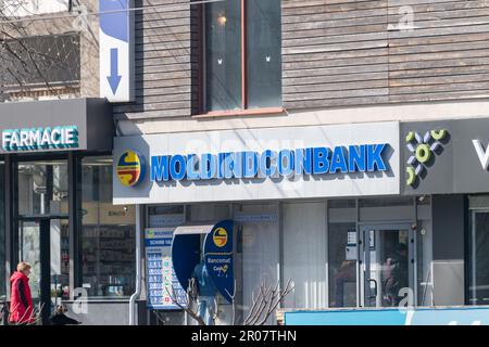 Chisinau, Moldau - 9. März 2023: Logo der Moldindconbank Bank. Stockfoto