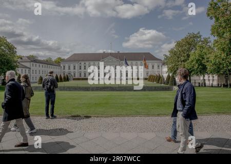 Berlin, Deutschland. 07. Mai 2023. Als offizielle Residenz des deutschen Präsidenten ist das Schloss Bellevue ein wichtiges Symbol der demokratischen Traditionen und Institutionen des Landes. Das Schloss befindet sich in der Nähe der Berliner Siegessäule und des Großen Tiergartens und ist seit dem 7. Mai 2023 ein beeindruckendes Wahrzeichen der Stadt. (Foto: Michael Kuenne/PRESSCOV/Sipa USA) Guthaben: SIPA USA/Alamy Live News Stockfoto