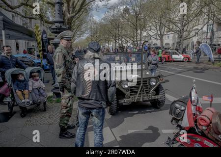 Berlin, Deutschland. 07. Mai 2023. Classic Days Berlin am 7. Mai 2023 präsentiert eine Reihe von Oldtimern aus verschiedenen Epochen, jedes mit einzigartigem Charme. Von Jaguar bis Mercedes – bei dieser Veranstaltung können Besucher die Schönheit und die Handwerkskunst dieser Fahrzeuge bewundern. (Foto: Michael Kuenne/PRESSCOV/Sipa USA) Guthaben: SIPA USA/Alamy Live News Stockfoto