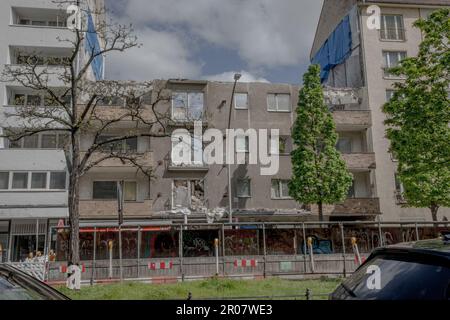 Berlin, Deutschland. 07. Mai 2023. Am 7. Mai 2023 markiert der Abriss eines alten Berliner Gebäudes eine neue Phase in der Stadtentwicklung. Dies ist eines von vielen älteren Bauten, die durch moderne ersetzt werden, während sich die Stadt entwickelt. (Foto: Michael Kuenne/PRESSCOV/Sipa USA) Guthaben: SIPA USA/Alamy Live News Stockfoto