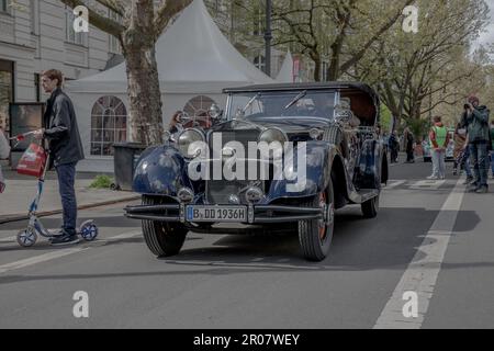 Berlin, Deutschland. 07. Mai 2023. Classic Days Berlin am 7. Mai 2023 präsentiert eine Reihe von Oldtimern aus verschiedenen Epochen, jedes mit einzigartigem Charme. Von Jaguar bis Mercedes – bei dieser Veranstaltung können Besucher die Schönheit und die Handwerkskunst dieser Fahrzeuge bewundern. (Foto: Michael Kuenne/PRESSCOV/Sipa USA) Guthaben: SIPA USA/Alamy Live News Stockfoto