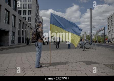 Berlin, Deutschland. 07. Mai 2023. Bei einer Kundgebung am 7. Mai 2023 in Berlin steht ein Mann mit ukrainischer Flagge, um gegen den anhaltenden Konflikt in der Ukraine zu protestieren. Der Krieg, der 2014 begann und im Februar 2022 dramatisch eskalierte, hat Zehntausende von Toten und eine große Flüchtlingskrise in Europa gefordert. (Foto: Michael Kuenne/PRESSCOV/Sipa USA) Guthaben: SIPA USA/Alamy Live News Stockfoto