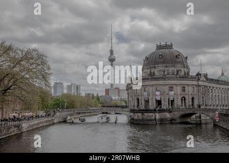 Berlin, Deutschland. 07. Mai 2023. Die Spree in Berlin bietet einen atemberaubenden Blick auf die Wahrzeichen der Stadt, darunter das Bode Museum und den Berliner Fernsehturm. Am 7. Mai 2023 können Besucher die Schönheit dieser berühmten Sehenswürdigkeiten vor der friedlichen Kulisse des Flusses bewundern. (Foto: Michael Kuenne/PRESSCOV/Sipa USA) Guthaben: SIPA USA/Alamy Live News Stockfoto