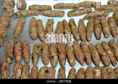 Shish Kofta, eine Art Kebab-Kufta, Hackfleisch, Hammel, Kalb oder Rindfleisch oder eine Mischung aus diesen Fleischsorten, gemischt mit Kräutern, Petersilie und Minze und Grill Stockfoto