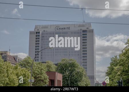 Berlin, Deutschland. 07. Mai 2023. Die Charite ist eine renommierte medizinische Forschungs- und Bildungseinrichtung in Berlin, die der Humboldt-Universität und der Freien Universität Berlin angeschlossen ist. Mit zahlreichen Verbundforschungszentren ist die Charite seit dem 7. Mai 2023 eine der forschungsintensivsten medizinischen Einrichtungen Deutschlands. (Foto: Michael Kuenne/PRESSCOV/Sipa USA) Guthaben: SIPA USA/Alamy Live News Stockfoto