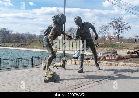 Chisinau, Moldawien - 9. März 2023: Skulptur der Skateboarder von Petru Glavan im Valea Morilor Park. Stockfoto