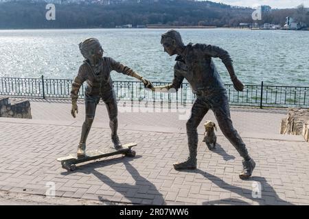 Chisinau, Moldawien - 9. März 2023: Skulptur von Skateboardern mit Basset-Hund-Skulptur. Stockfoto