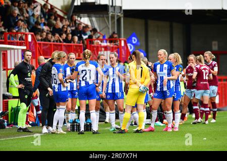 Crawley, Großbritannien. 07. Mai 2023. Die Spieler machen am 7. 2023. Mai im People's Pension Stadium in Crawley, Großbritannien, beim FA Women's Super League-Spiel zwischen Brighton & Hove Albion Women und West Ham United Ladies eine Pause. (Foto von Jeff Mood/phcimages.com) Kredit: PHC Images/Alamy Live News Stockfoto