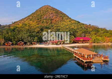 Luftaufnahme, El Rio Y Mar Resort, Bungalow Resort, Hotel, Anlegestelle, Bar, Hinterpool, Restaurant, Strand, Busuanga Island, Calamian Islands, Palawan Stockfoto